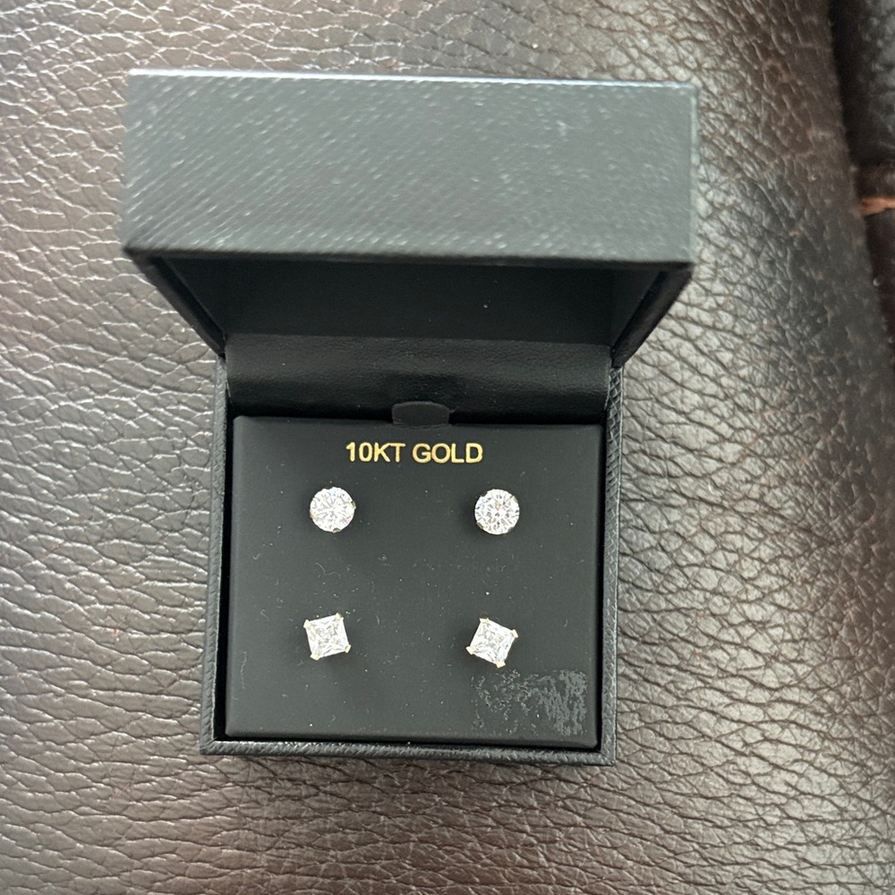 10KT Gold Diamond Stud Earrings Set